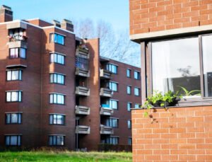 Brüksel Bölgesi’nde, ülkelerinde mülk sahibi oldukları tespit edilen 11 sosyal konut sakininin kira sözleşmeleri iptal edildi.