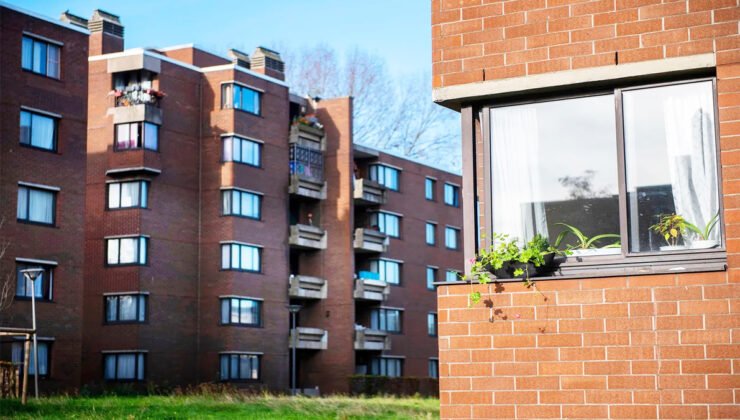 Brüksel Bölgesi’nde, ülkelerinde mülk sahibi oldukları tespit edilen 11 sosyal konut sakininin kira sözleşmeleri iptal edildi.