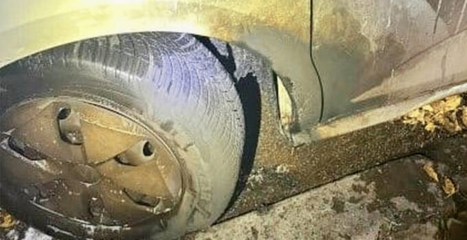 Brüksel Ixelles polis karakolunun önünde üç polis arabası molotofkokteyliyle ateşe verildi