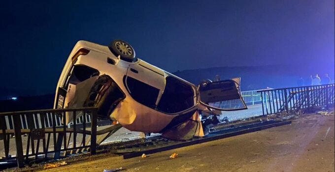 Afyonkarahisar Bayat-Emirdağ kara yolunda otomobil köprü demirlerine çarptı: 1 ölü 3 yaralı