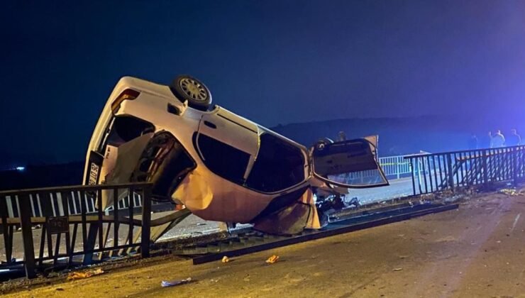 Afyonkarahisar Bayat-Emirdağ kara yolunda otomobil köprü demirlerine çarptı: 1 ölü 3 yaralı