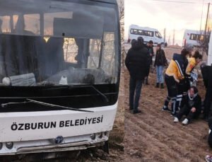 Afyonkarahisar’ın Özburun beldesindeki ilk ve ortaöğretim öğrencilerini Bolvadin’e götüren midibüs kamyonetle çarpıştı, 18 kişi yaralandı