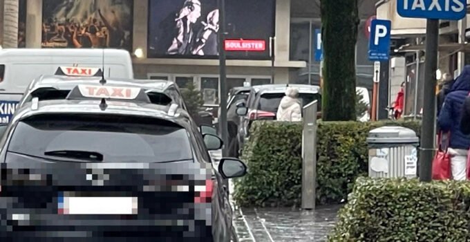 Belçika Oostende şehrinde yeterli düzeyde Hollandaca bilmeyen taksi şoförlerin ruhsatları iptal edilecek