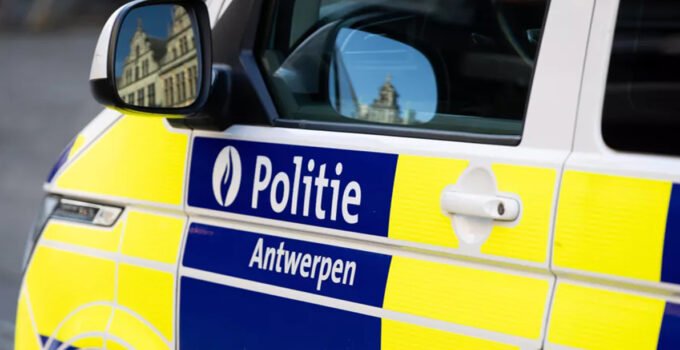 Belçika’nın Anvers şehrinde polis kontrolü sırasında pencereden atlayan adam yaralandı