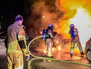 Hollanda’da dün gece beş farklı noktada araçlar ateşe verildi