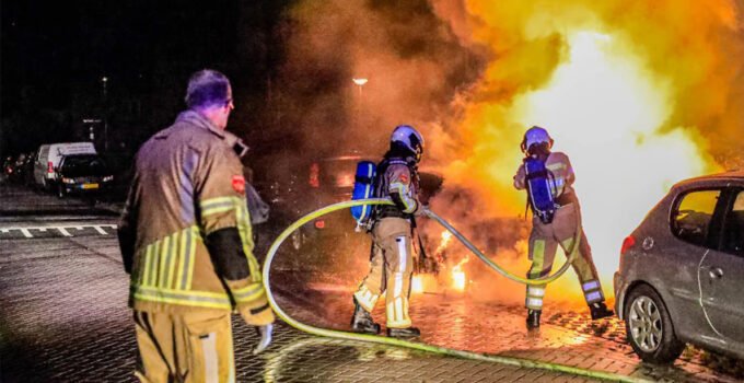 Hollanda’da dün gece beş farklı noktada araçlar ateşe verildi