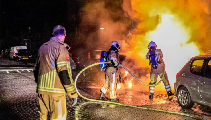Hollanda’da dün gece beş farklı noktada araçlar ateşe verildi