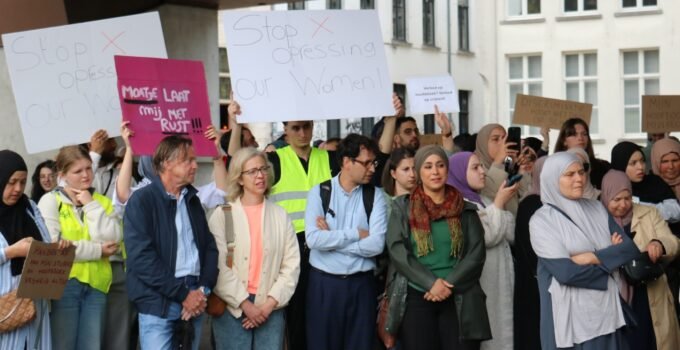 Gent Doğu Flaman İl Meclisi’nin başörtüsü yasağını 17 Aralık’ta yeniden gündeme almasına tepkiler büyüyor