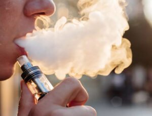 Belçika’da yasa dışı elektronik sigara kullanan gençler hastaneye kaldırıldı