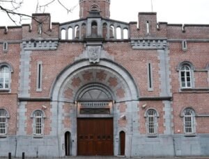 Gent cezaevinde bir mahkumun saldırısına uğrayan kadın gardiyan hastaneye kaldırıldı.