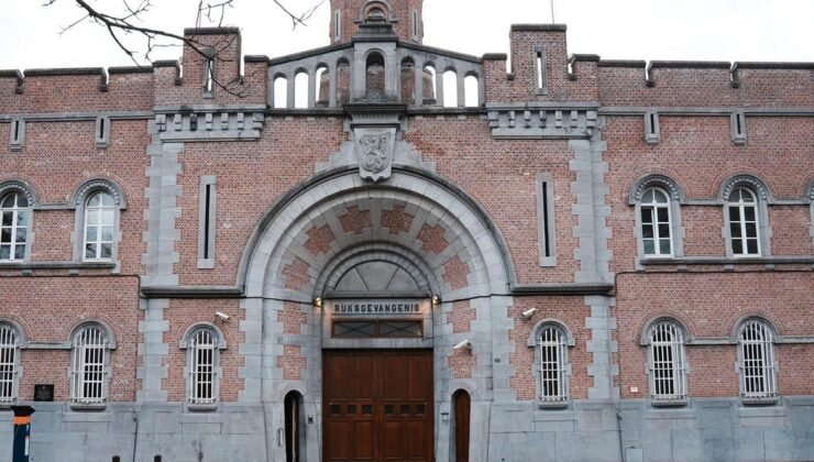 Gent cezaevinde bir mahkumun saldırısına uğrayan kadın gardiyan hastaneye kaldırıldı.