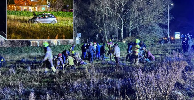 Hollanda’da ışık gösterisi sırasında bir otomobil bir grup insanın arasına daldı.