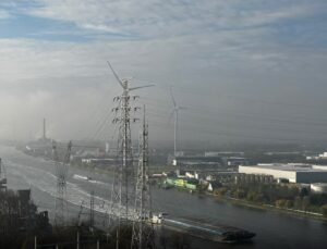 Gent Limanı’nda bir geminin ambarında hurda yangını çıktı