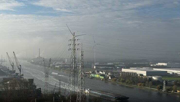 Gent Limanı’nda bir geminin ambarında hurda yangını çıktı