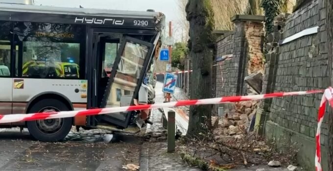 Brüksel’de direksiyon başında rahatsızlanan otobüs şoförü mezarlık duvarına çarptı