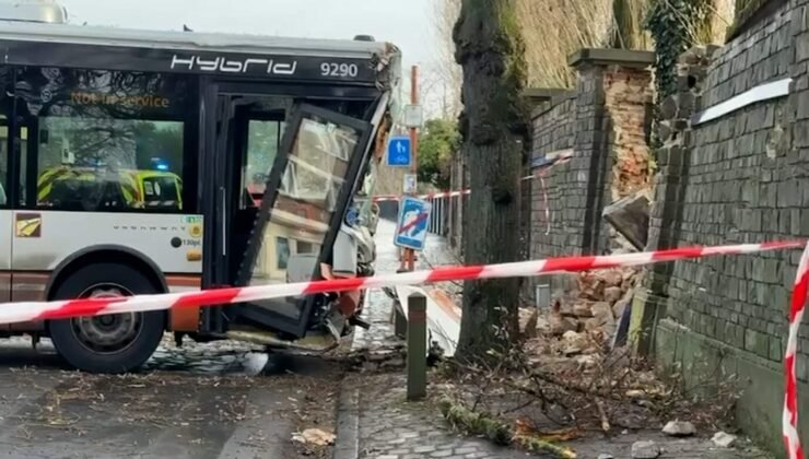 Brüksel’de direksiyon başında rahatsızlanan otobüs şoförü mezarlık duvarına çarptı