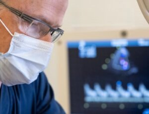 Belçika Flaman bölgesindeki birçok hastane yeniden maske kullanımını zorunlu hale getiriyor.