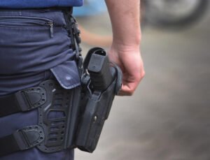 Brüksel’de polis, silahlı bir adamı vurarak öldürdü.