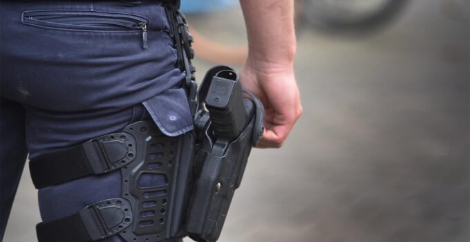 Brüksel’de polis, silahlı bir adamı vurarak öldürdü.