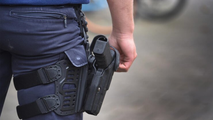 Brüksel’de polis, silahlı bir adamı vurarak öldürdü.