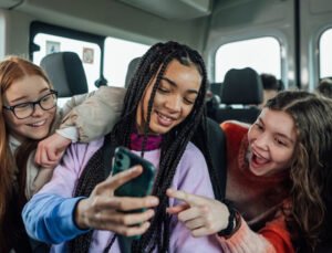 Fransa,15 yaş altı gençlerin sosyal medyayı kullanmasını yasaklayan maddeyi kabul etti