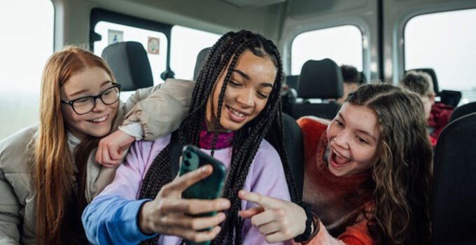 Fransa,15 yaş altı gençlerin sosyal medyayı kullanmasını yasaklayan maddeyi kabul etti