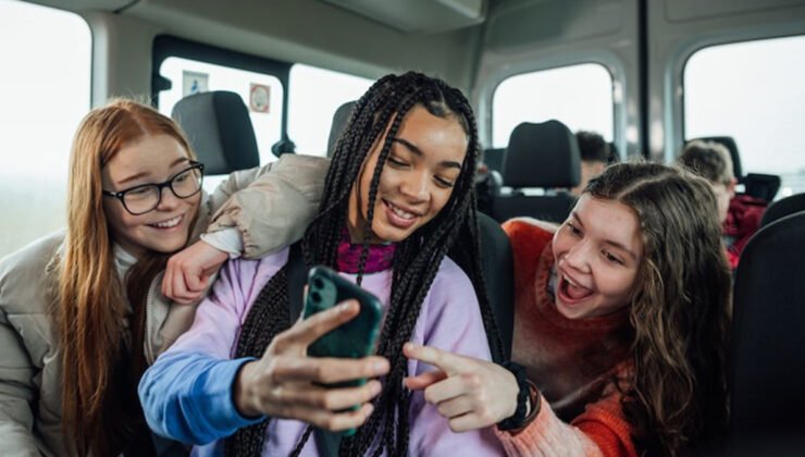 Fransa,15 yaş altı gençlerin sosyal medyayı kullanmasını yasaklayan maddeyi kabul etti