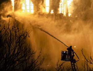 Hollanda’da 154 yıllık tarihi kilise küle döndü