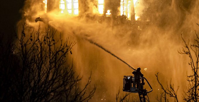 Hollanda’da 154 yıllık tarihi kilise küle döndü