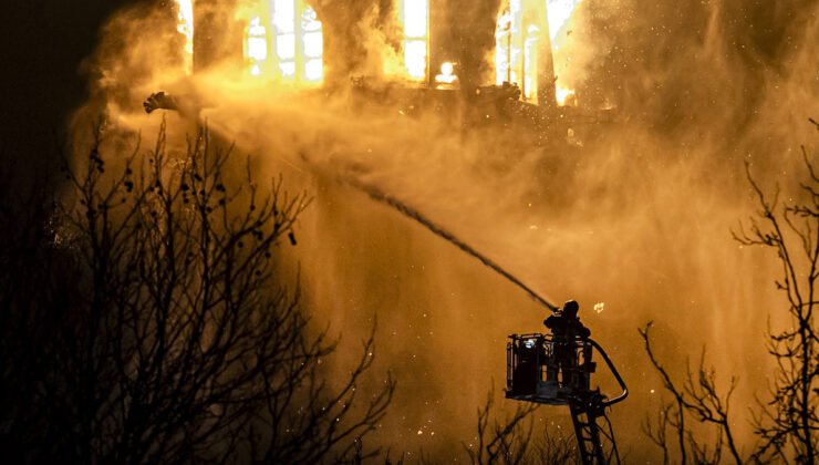 Hollanda’da 154 yıllık tarihi kilise küle döndü
