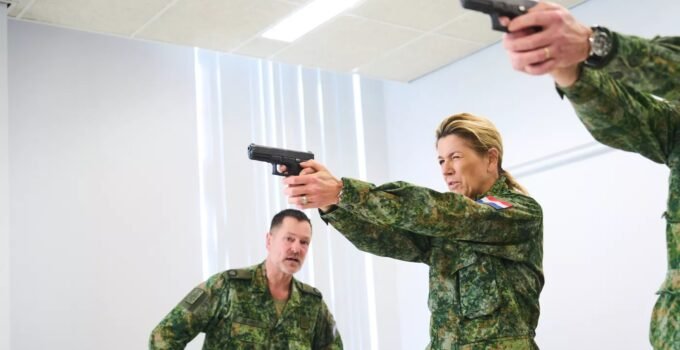 Hollanda Kraliçesi Máxima, yedek subay olmak için eğitimlere başladı