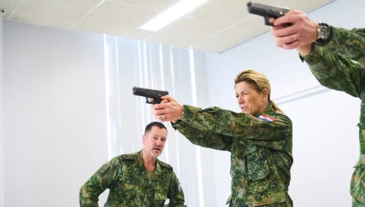 Hollanda Kraliçesi Máxima, yedek subay olmak için eğitimlere başladı