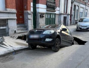 Brüksel’de bir araç, yolun çökmesiyle oluşan çukurun içine düştü. 2 ev tahliye edildi.