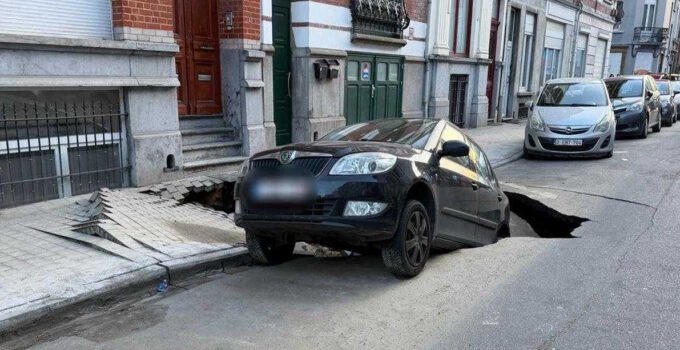 Brüksel’de bir araç, yolun çökmesiyle oluşan çukurun içine düştü. 2 ev tahliye edildi.