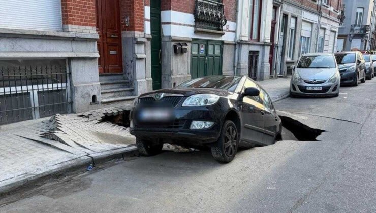 Brüksel’de bir araç, yolun çökmesiyle oluşan çukurun içine düştü. 2 ev tahliye edildi.