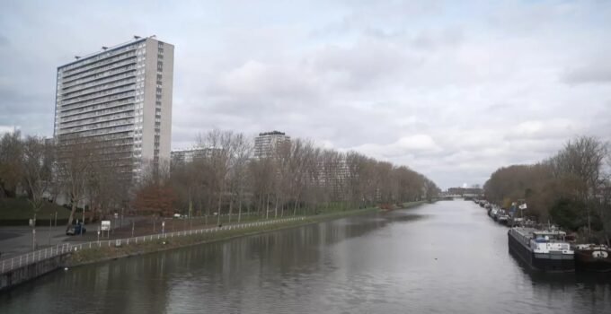 Belçika’nın Anderlecht bölgesinde, su kanalı yakınlarında 15 yaşında bir çocuk ateşe verildi