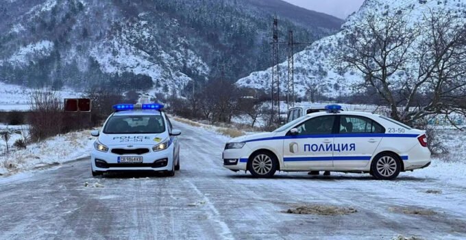 Bulgaristan’da öldürülen üç kişinin cinayet şüphelileri bir karavanda ölü bulundu.