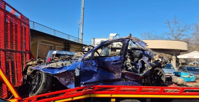 Bulgaristan’da Türk öğrencileri taşıyan aracın karıştığı kazada 1 öğrenci hayatını kaybetti, 2 öğrenci yaralandı.