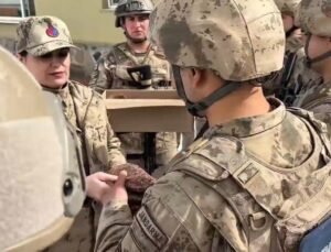 Bulgaristan’da yaşayan 77 yaşındaki bir nine, ördüğü 30 çift çorabı Hakkari’de görev yapan askerlere gönderdi