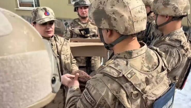 Bulgaristan’da yaşayan 77 yaşındaki bir nine, ördüğü 30 çift çorabı Hakkari’de görev yapan askerlere gönderdi