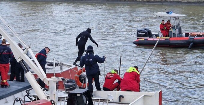 Fransa’da Seine nehrinde başı kesilmiş bir adam cesedi bulundu