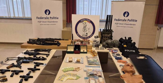 Belçika Temse’de polis kılığına girerek bir depodan uyuşturucu çalan çete üyeleri yakalandı