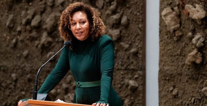 Hollanda’da, eğitimiyle ilgili yanlış bilgi verdiği ortaya çıkan siyasetçinin mumu yatsıya kadar yandı