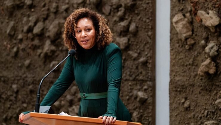 Hollanda’da, eğitimiyle ilgili yanlış bilgi verdiği ortaya çıkan siyasetçinin mumu yatsıya kadar yandı