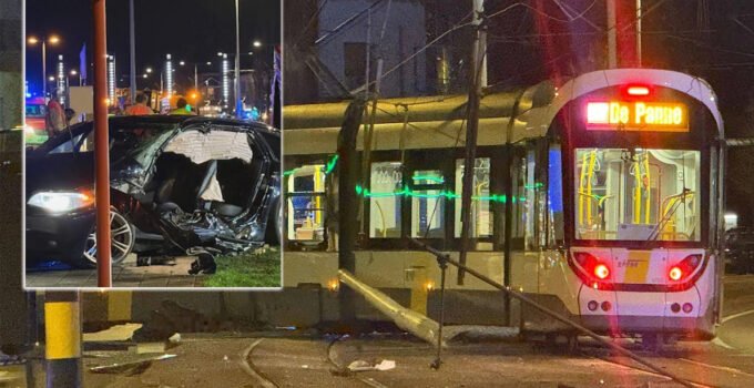 Belçika Nieuwpoort’ta bir tramvay, otomobille çarpışarak raydan çıktı. Kazada 12 kişi yaralandı.