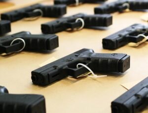 Belçika ve Hollanda vatandaşı iki kişi, kurusıkı tabancaları gerçek silahlara dönüştürdükleri iddiasıyla gözaltına alındı.