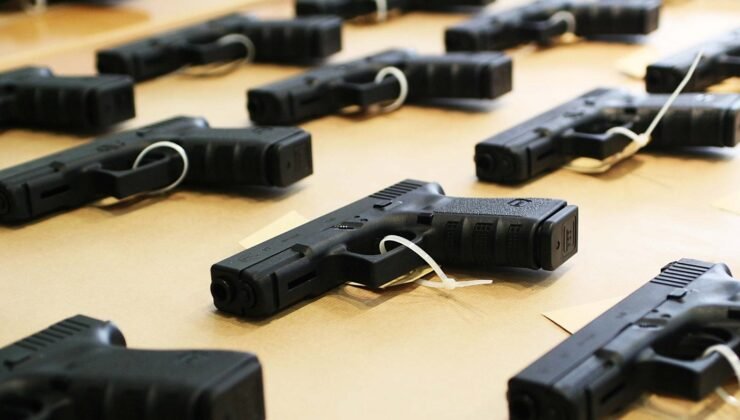 Belçika ve Hollanda vatandaşı iki kişi, kurusıkı tabancaları gerçek silahlara dönüştürdükleri iddiasıyla gözaltına alındı.