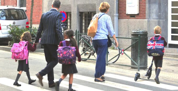 Brüksel’de giderek daha fazla çocuk okula yürüyerek yada bisikletle gidiyor.