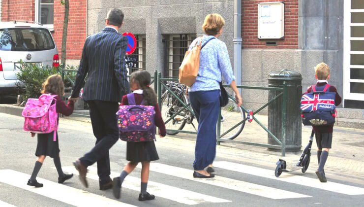 Brüksel’de giderek daha fazla çocuk okula yürüyerek yada bisikletle gidiyor.