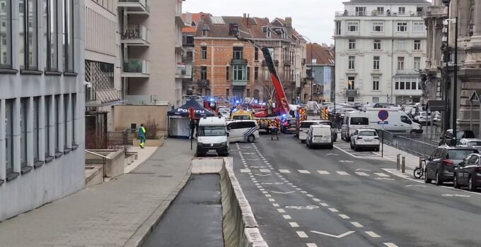 Brüksel’de bir adam kendi dairesini barikatla kapattıktan sonra ateşe verdi
